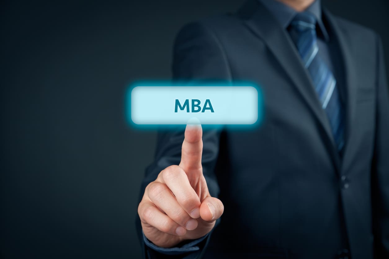 mão apontando para um ícone escrito MBA