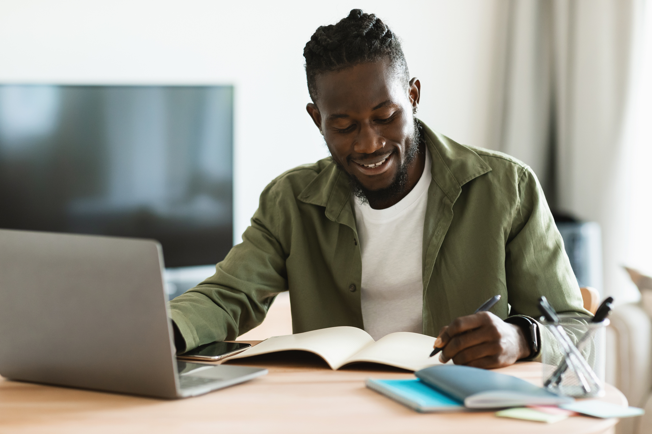 homem negro como gestor de projetos